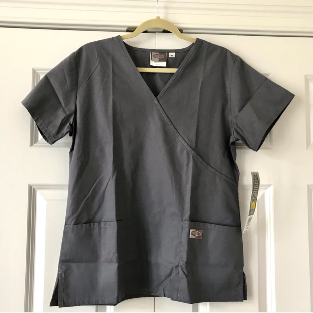 NWT Grey Scrub Top ⭐️5/$25⭐️